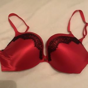 Victoria’s Secret push up bra size 38C.